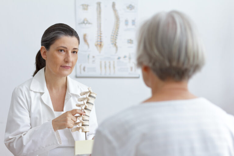 Osteoporosi e menopausa: le raccomandazioni aggiornate della North American Menopause Society